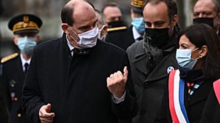 Arthur Dénouveaux, au centre, entouré de la maire de Paris et du Premier ministre français