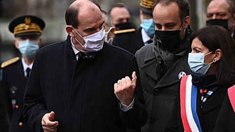 Arthur Dénouveaux, au centre, entouré de la maire de Paris et du Premier ministre français