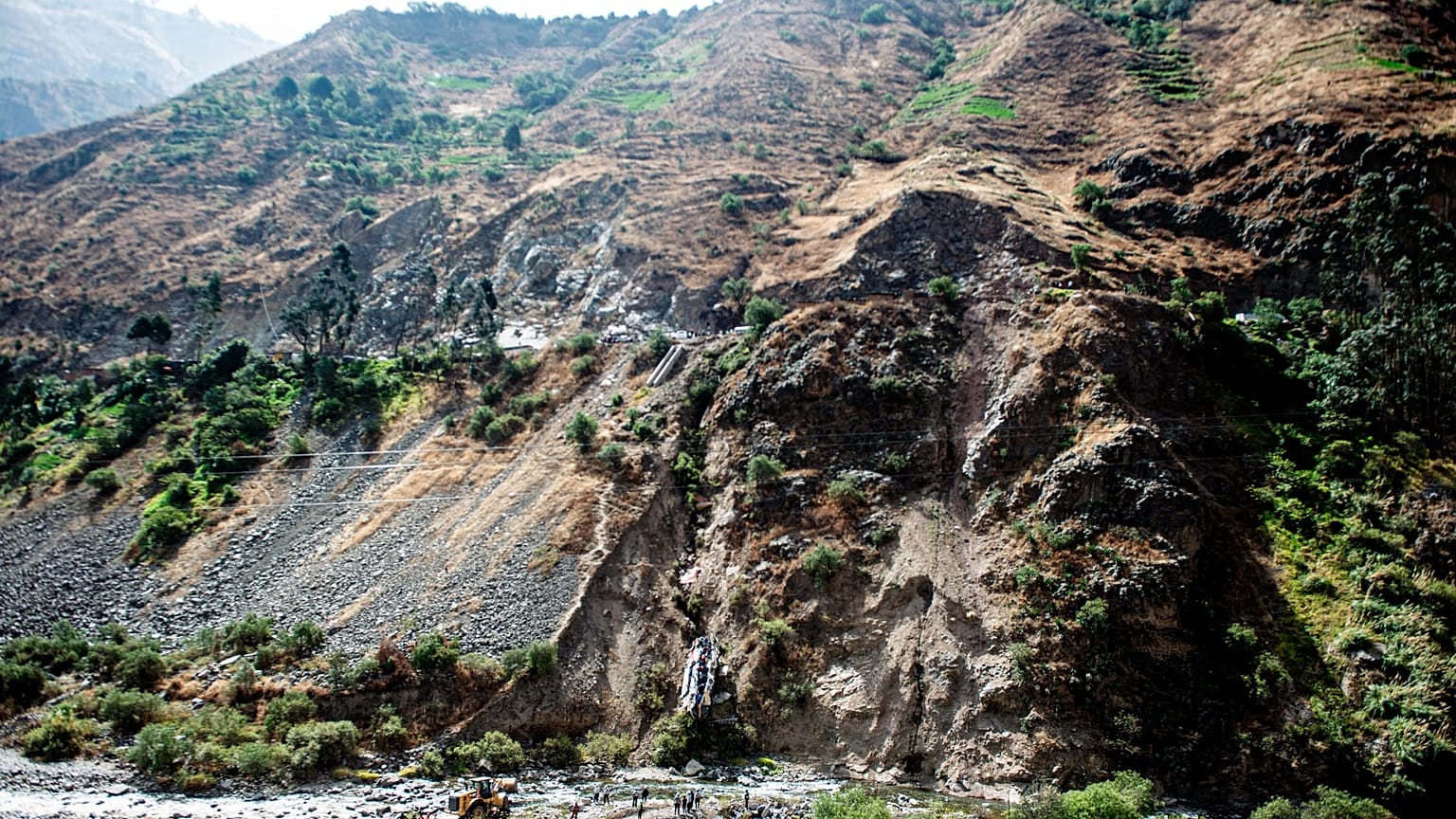 Peru'da yolcu otobüsü vadiye düştü  