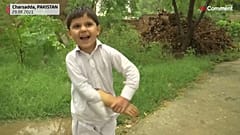 Mohammad Sideeq freut sich über seinen neuen Arm.