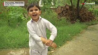 Mohammad Sideeq freut sich über seinen neuen Arm.