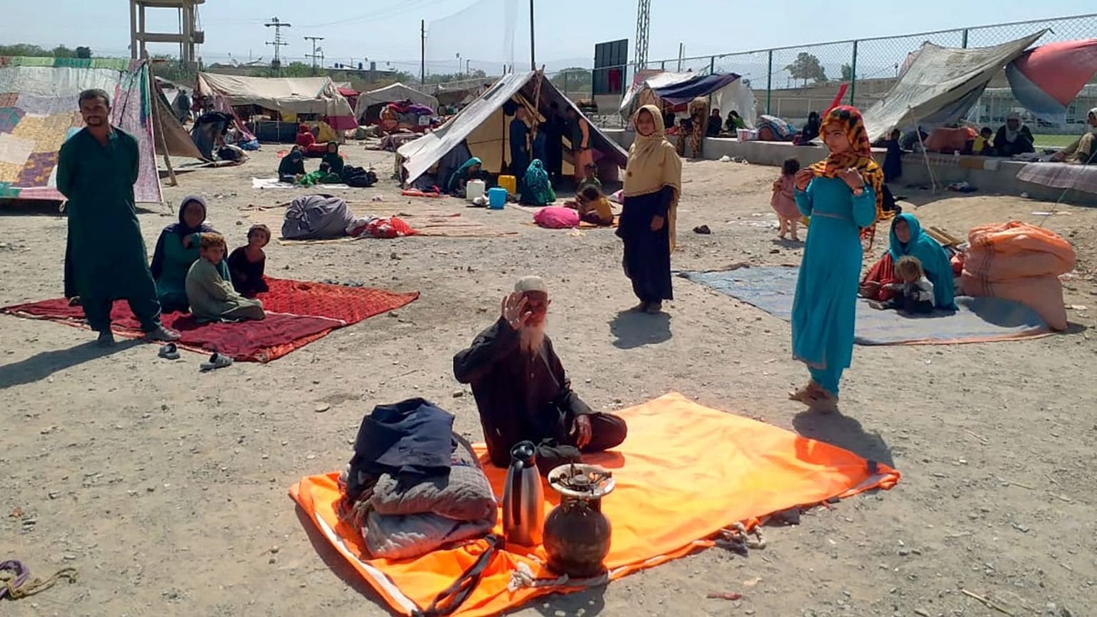 پناهجویان افغان در انتظار عبور از گذرگاه مرزی چمن پاکستان