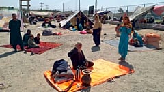 پناهجویان افغان در انتظار عبور از گذرگاه مرزی چمن پاکستان