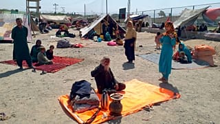 پناهجویان افغان در انتظار عبور از گذرگاه مرزی چمن پاکستان
