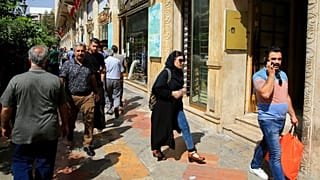 راسته مغازه‌های صرافی در خیابان فردوسی تهران