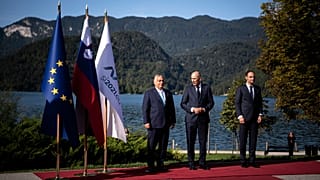 Orbán Viktor magyar miniszterelnököt fogadja Janez Jansa szlovén kormányfő a Bledi Stratégiai Fórumon a szlovéniai Bledben