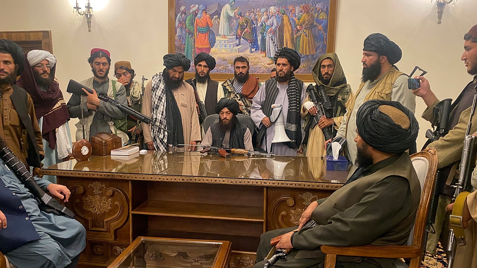 15 Ağustos'ta Afganistan başkanlık sarayını ele geçiren Taliban milisleri