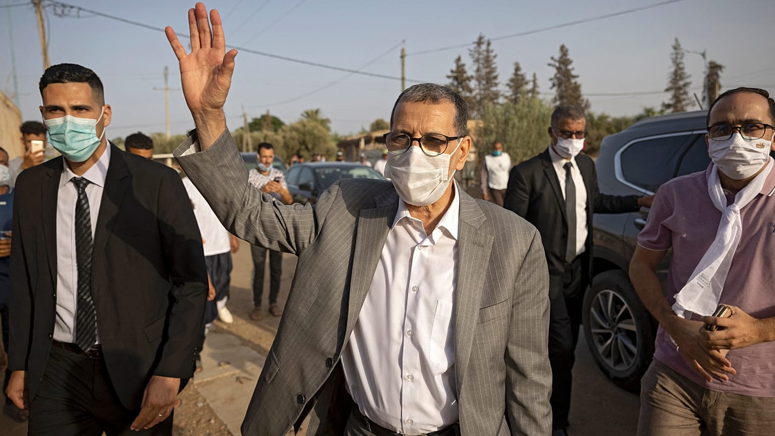 سعد الدين العثماني رئيس الوزراء المغربي ورئيس حزب العدالة والتنمية الإسلامي يحيي أنصاره خلال اجتماع انتخابي في سيدي سليمان قرب العاصمة الرباط