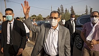 سعد الدين العثماني رئيس الوزراء المغربي ورئيس حزب العدالة والتنمية الإسلامي يحيي أنصاره خلال اجتماع انتخابي في سيدي سليمان قرب العاصمة الرباط