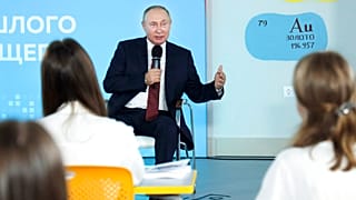 Vladimir Poutine face à des élèves à l'occasion de la rentrée scolaire, à Vladivostok, le 1er septembre 2021, Russie
