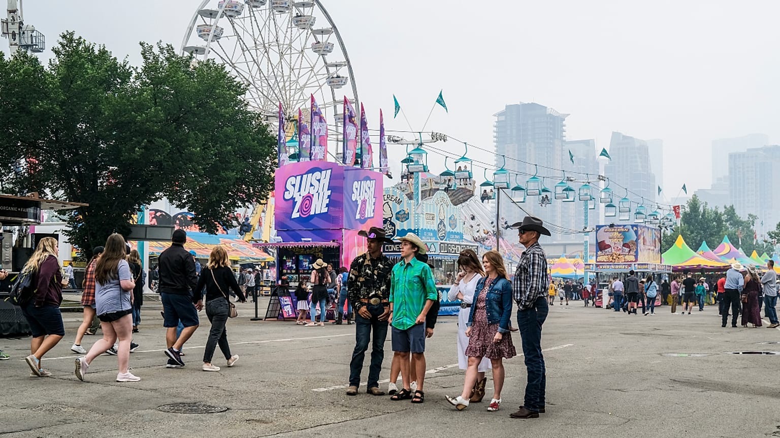 Fumo dos incêndios florestais sobre a cidade de Calgary Stampede, em Alberta, no Canadá