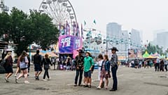 Fumo dos incêndios florestais sobre a cidade de Calgary Stampede, em Alberta, no Canadá