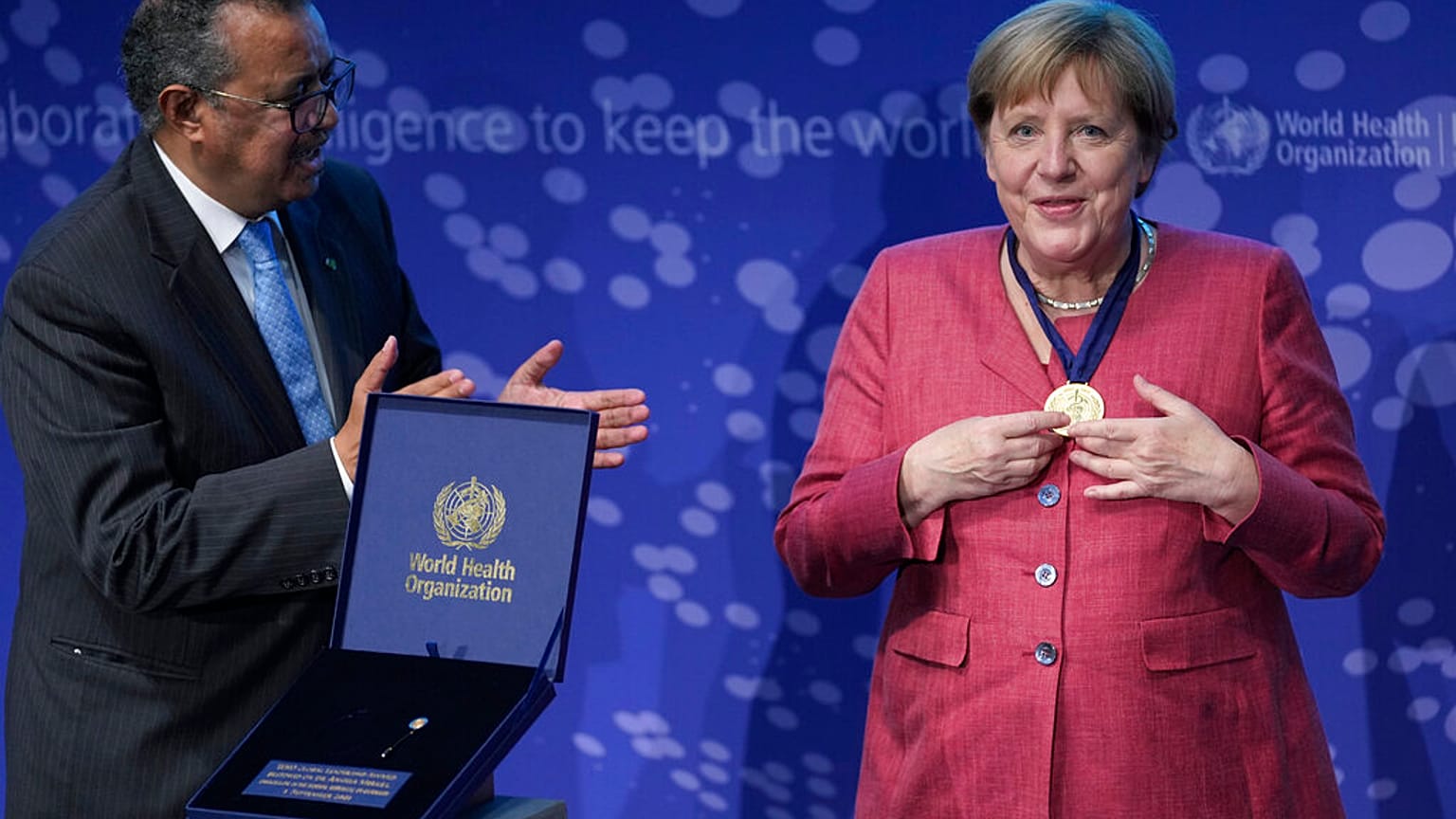 Kanzlerin Angela Merkel bei der WHO-Ehrung in Berlin an der Charité