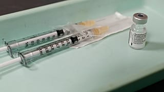 لقاح فايزر في عيادة بمدينة ستراسبورغ، شرق فرنسا، الثلاثاء 5 يناير 2021.