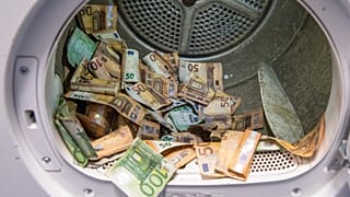تجفيف الأوراق النقدية من اليورو التي تضررت في الفيضانات في ماينس ، ألمانيا. 2021/09/01