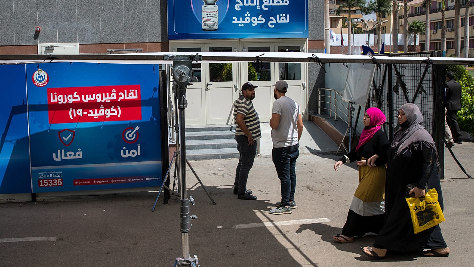 شركة فاكسيرا المصرية، حيث يتم إنتاج قارورة لقاح سينوفاك الصيني ضد فيروس كورونا في العاصمة القاهرة.