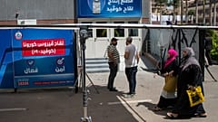 شركة فاكسيرا المصرية، حيث يتم إنتاج قارورة لقاح سينوفاك الصيني ضد فيروس كورونا في العاصمة القاهرة.