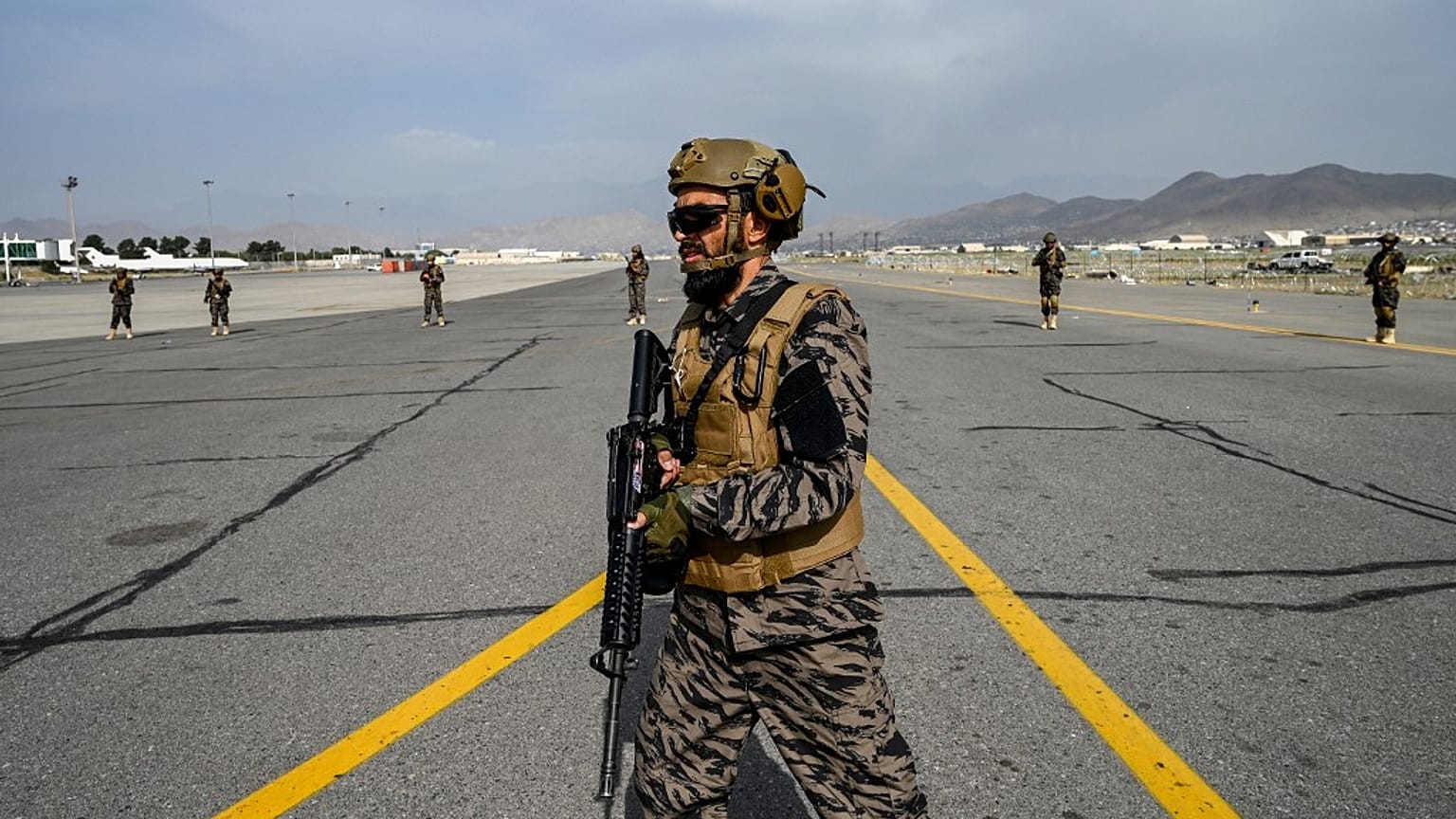 Taliban üyesi Kabil Havalimanı'nda