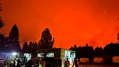 Los bomberos logran proteger algunas comunidades en California