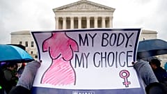 Un attivista pro aborto tiene un cartello con la scritta "Il mio corpo. La mia scelta" durante una manifestazione fuori dalla Corte Suprema a Washington, 20/03/18