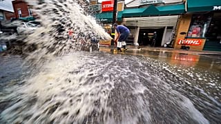 De l'eau est pompée du sous-sol d'une entreprise à Oakdale, en Pennsylvanie, suite aux inondations provoquées mercredi 1er septembre 2021 par des restes de l'ouragan Ida.
