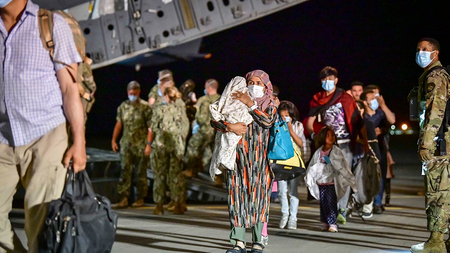 Un gruppo di profughi afghani nella base Nato di Sigonella