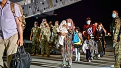 Un gruppo di profughi afghani nella base Nato di Sigonella