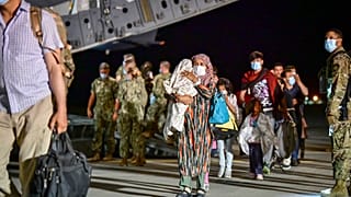 Un gruppo di profughi afghani nella base Nato di Sigonella