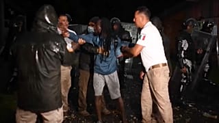 Agentes del Instituto Nacional de Migraciones detienen a un migrante haitiano