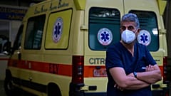 Ein Mitarbeiter des Gesundheitsdienstes vor einem Krankenwagen