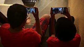 Kinder beim Videospiel