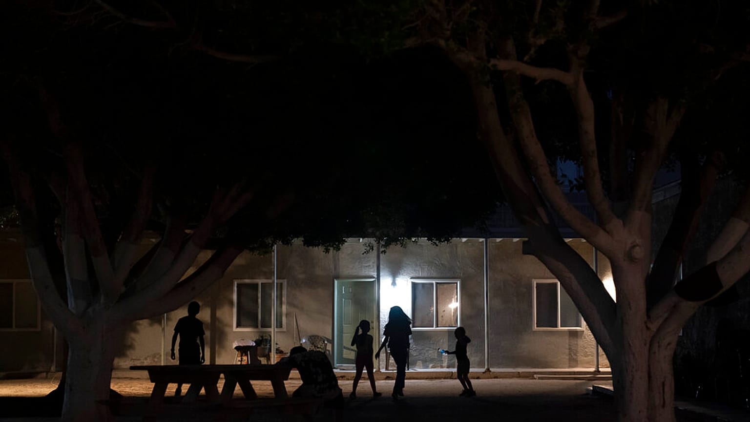 Niños juegan en el patio de un bloque de apartamentos en Somerton, Arizona (EUU)