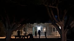 Niños juegan en el patio de un bloque de apartamentos en Somerton, Arizona (EUU)