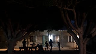 Niños juegan en el patio de un bloque de apartamentos en Somerton, Arizona (EUU)