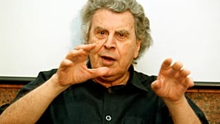 Φωτογραφία αρχείου που εικονίζει τον μουσικοσυνθέτη Μίκη Θεοδωράκη κατά τη διάρκεια συνέντευξης Τύπου για την μουσική παράσταση "Canto General" στο Ηρώδειο