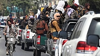 مقاتلو طالبان  خلال دوريات شملت أحد شوارع كابول في 2 سبتمبر 2021