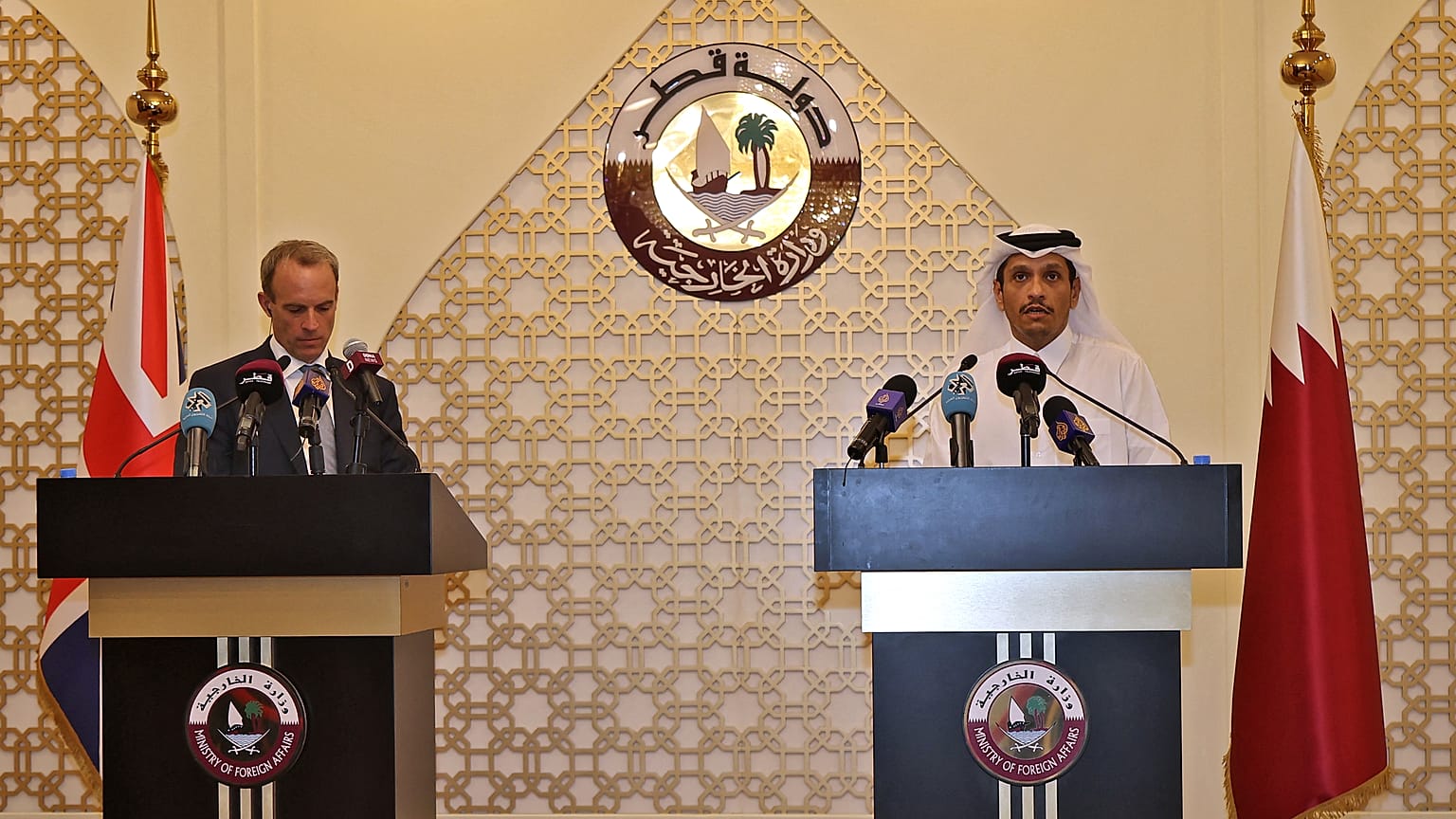 وزير الخارجية القطري الشيخ محمد بن عبد الرحمن آل ثاني  ووزير الخارجية البريطاني دومينيك في مؤتمر صحفي بالدوحة الخميس 02 أيلول/سبتمبر 2021