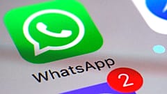 A WhatsApp ikonja egy okostelefon kijelzőjén. 