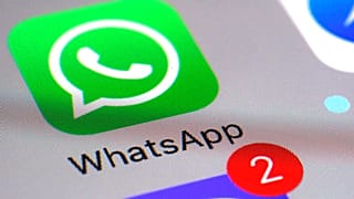 A WhatsApp ikonja egy okostelefon kijelzőjén. 