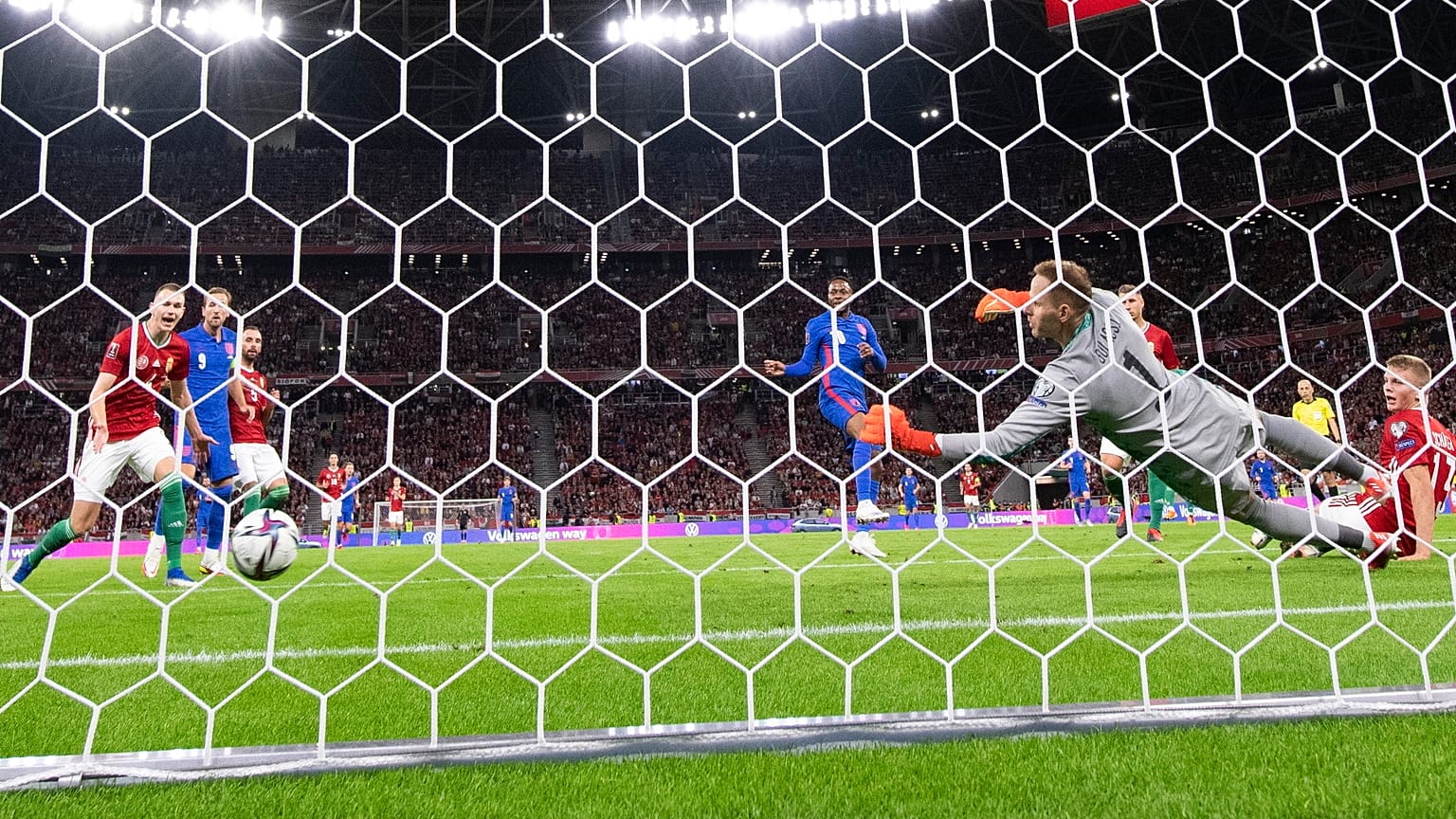 Az angol válogatott Raheem Sterling (kék mezben, középen) góljával szerzett vezetést a Puskás Arénában