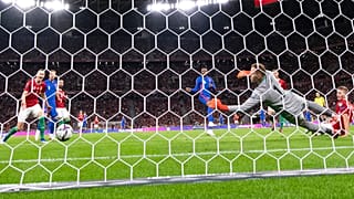 Az angol válogatott Raheem Sterling (kék mezben, középen) góljával szerzett vezetést a Puskás Arénában