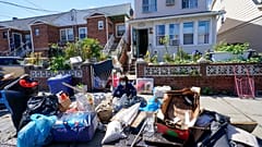 États-Unis : une habitante du Queens à New York trie ses affaires inondées suite à la tempête Ida