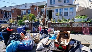 États-Unis : une habitante du Queens à New York trie ses affaires inondées suite à la tempête Ida