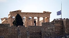 Μεσίστια η σημαία στην Ακρόπολη στο πλαίσιο του τριήμερου εθνικού πένθους για τον θάνατο του Μίκη Θεοδωράκη