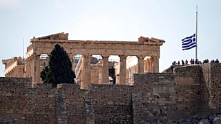 Μεσίστια η σημαία στην Ακρόπολη στο πλαίσιο του τριήμερου εθνικού πένθους για τον θάνατο του Μίκη Θεοδωράκη