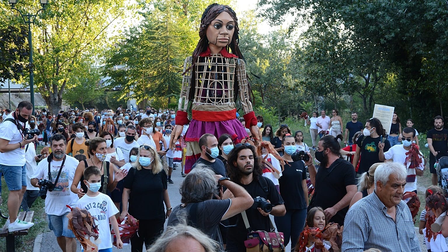 Κόσμος υποδέχτηκε στη γέφυρα του Πηνειού την κούκλα της Μικρής Αμάλ που συνεχίζει το ταξίδι της 