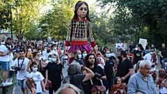 Κόσμος υποδέχτηκε στη γέφυρα του Πηνειού την κούκλα της Μικρής Αμάλ που συνεχίζει το ταξίδι της 
