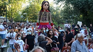 Κόσμος υποδέχτηκε στη γέφυρα του Πηνειού την κούκλα της Μικρής Αμάλ που συνεχίζει το ταξίδι της 
