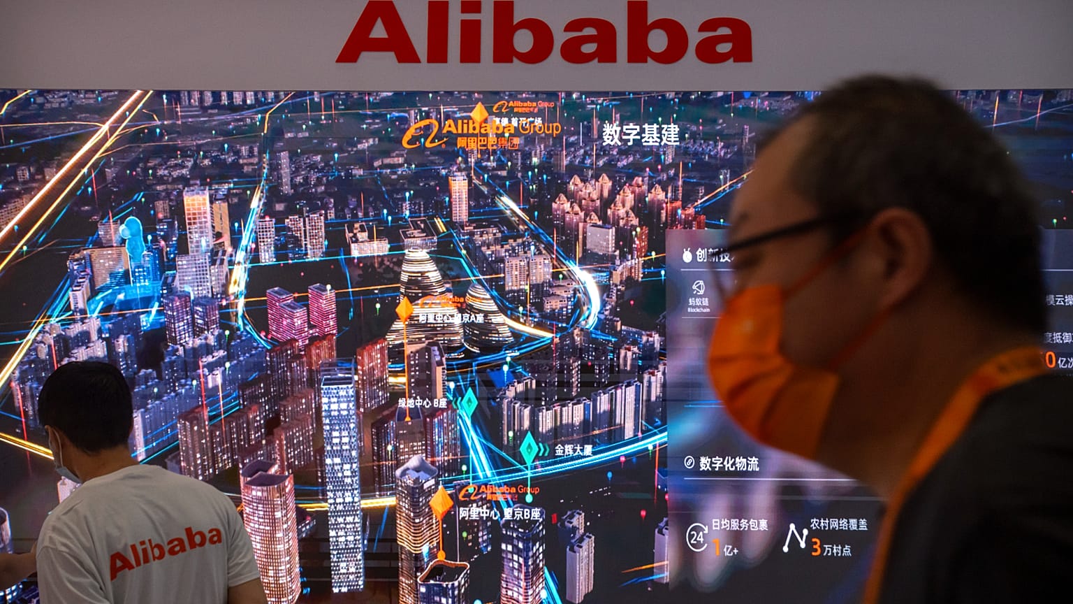 Çin'in başkenti Pekin'de bir teknoloji fuarında Alibaba standının önünden geçen bir kişi 