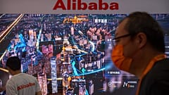 Çin'in başkenti Pekin'de bir teknoloji fuarında Alibaba standının önünden geçen bir kişi 